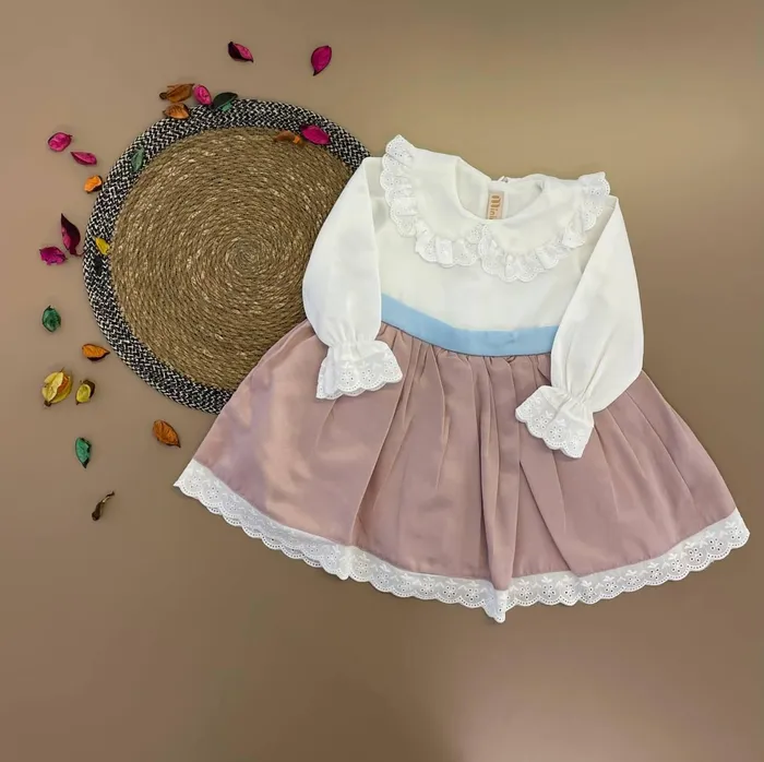 فستان بلون الزهر المعتق والابيض والازرق وببيونه في الخلف