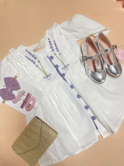 فستان ابيض مع لمسات بنفسجيه