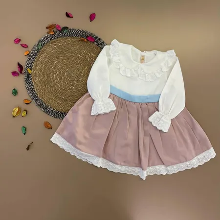 فستان بلون الزهر المعتق والابيض والازرق وببيونه في الخلف