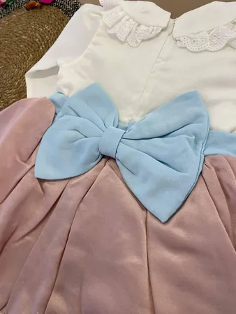 فستان بلون الزهر المعتق والابيض والازرق وببيونه في الخلف