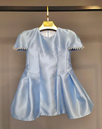 فستان رسمي يتميز بقماشه ثابته  وقصه ملوكيه ازرق