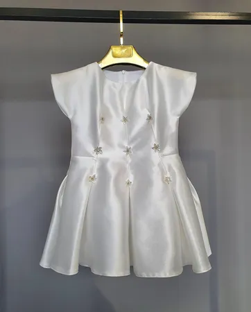 فستان رسمي يتميز بقماشه ثابته  وقصه ملوكيه ابيض