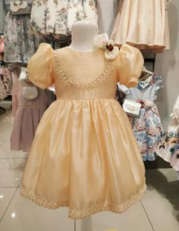 فستان رسمي مميز باللون الذهبي