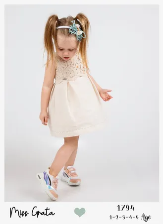 فستان مميز منطقة الصدر من دانتيل ذهبي