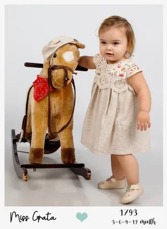 فستانب يبي مميز منطقة الصدر من دانتيل ذهبي