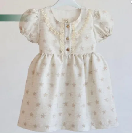 فستان باللون البيج راقي وطفولي