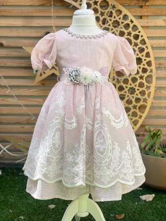 فستان راقي ورسمي جدا  فيه تنسيق ورد كأسسوار