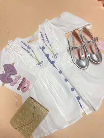 فستان ابيض مع لمسات بنفسجيه