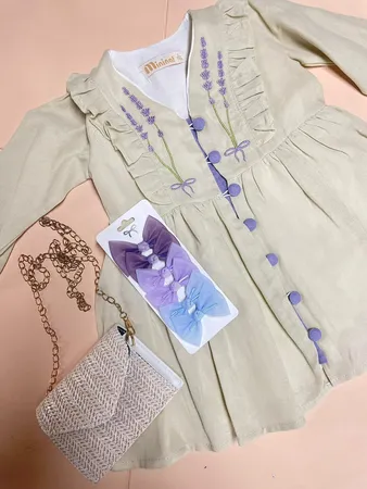 فستان بيج مع لمسات بنفسجيه