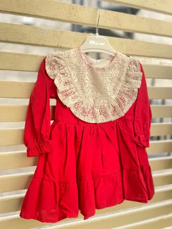 فستان ربيعي مع دانتيل على منطقة الصدر