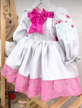 فستان فخم جدا بقماشته وستايله مع ببيونة لون ابيض و زهري