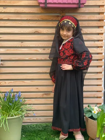 فستان يدوي بالتطريز الاحمر التقليدي